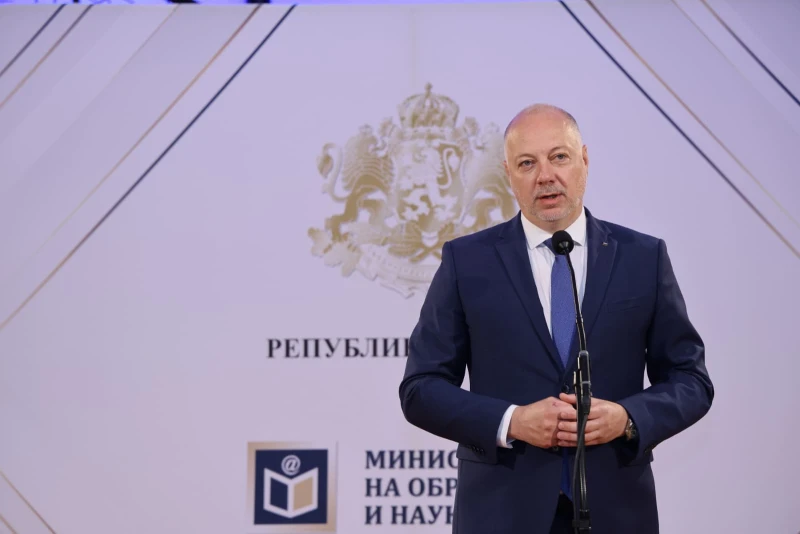Желязков награди млади българи: Да си отличник не е просто етикет, това е голямото състезание на човека със самия себе си