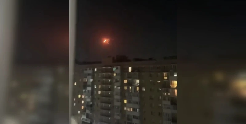 Над 200 дрона полетяха към Русия: Гори рафинерия на "Лукойл" и пристанище за товарене на петрол