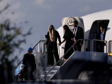 Джей Ди Ванс съпроводи ковчега на Чарли Кърк, който бе пренесен с Air Force Two от Юта до Финикс