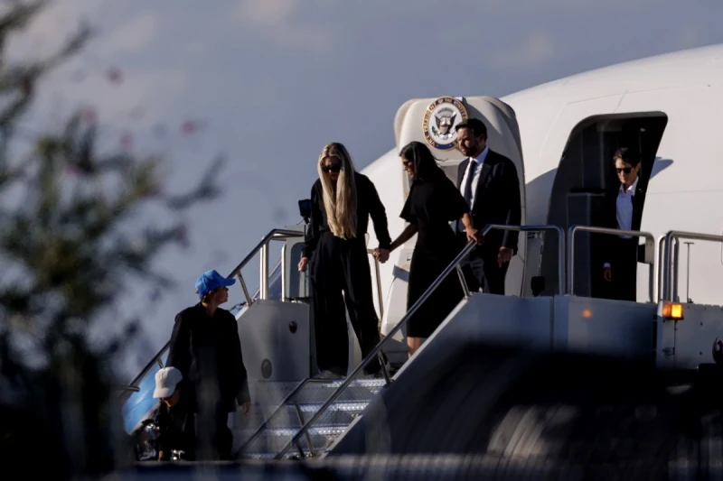 Джей Ди Ванс съпроводи ковчега на Чарли Кърк, който бе пренесен с Air Force Two от Юта до Финикс