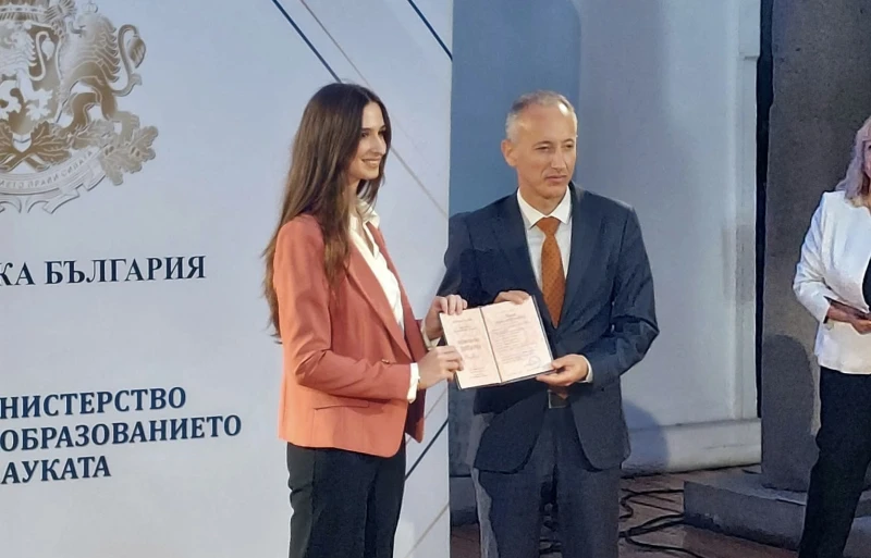 Ученичка от Велико Търново получи Национална диплома от МОН