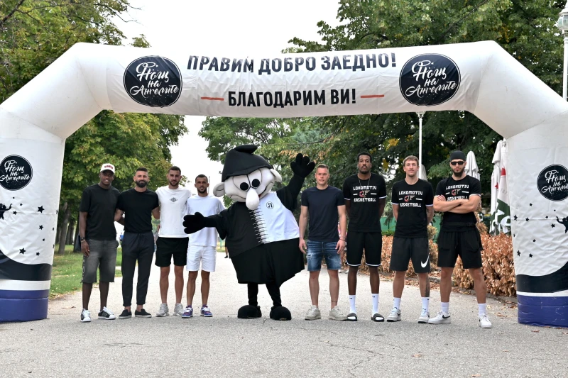Футболисти и баскетболисти на Локомотив зарадваха малки и големи