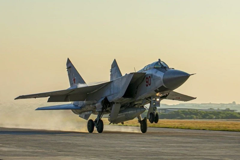 Руски изтребител МиГ-31 с ракета "Кинжал" прелетя над Баренцово море