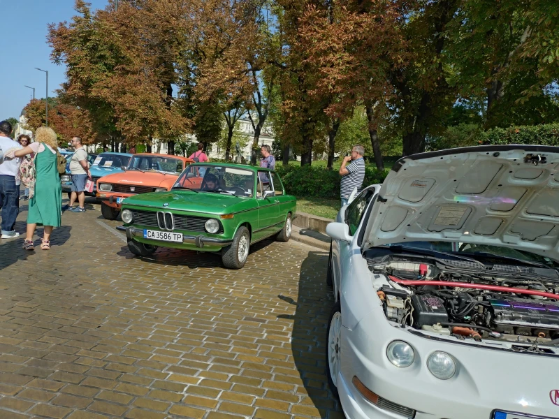 Парад на ретро автомобили в центъра на София
