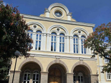 Родители се събират пред Хуманитарната днес