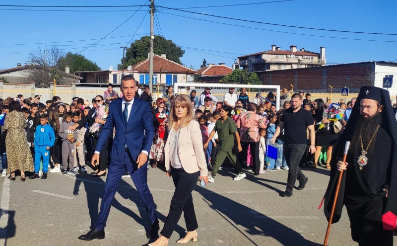 Кметът на Бургас откри нов корпус и учебната година в училището в кв. "Победа"