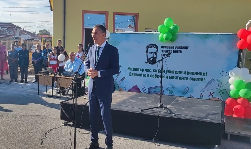 Димитър Николов насърчи децата в ромския квартал да учат и им обеща нова спортна площадка