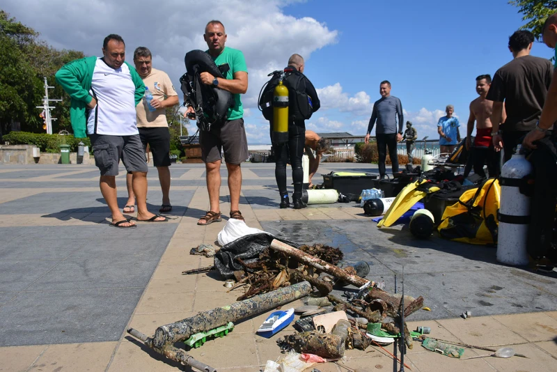 Ето какво извадиха водолази от морското дъно край Моста
