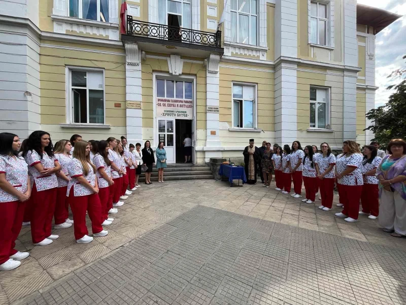 Бъдещи акушерки и медицински сестри също започнаха новата си учебна година