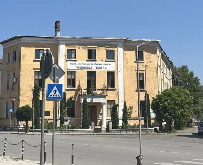 Учениците в Тревненската школа сменят по няколко училища на ден. Родител: Никой не знае кога ще бъде направен покривът - това е безумие