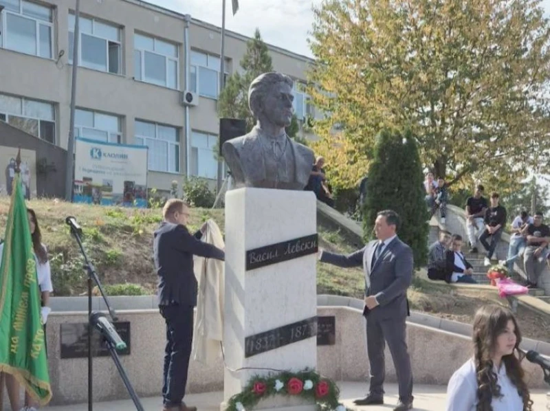 Откриха паметник на Васил Левски в едноименното училище във Ветово