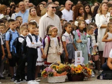 8800 ученици чуха първия училищен звънец във Велико Търново днес