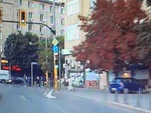 Мъж се хвърля пред движещи се автомобили на ключов булевард в София