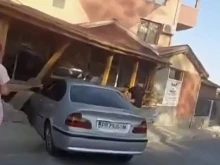 Екшън в Асеновград, кола унищожи търговски обект