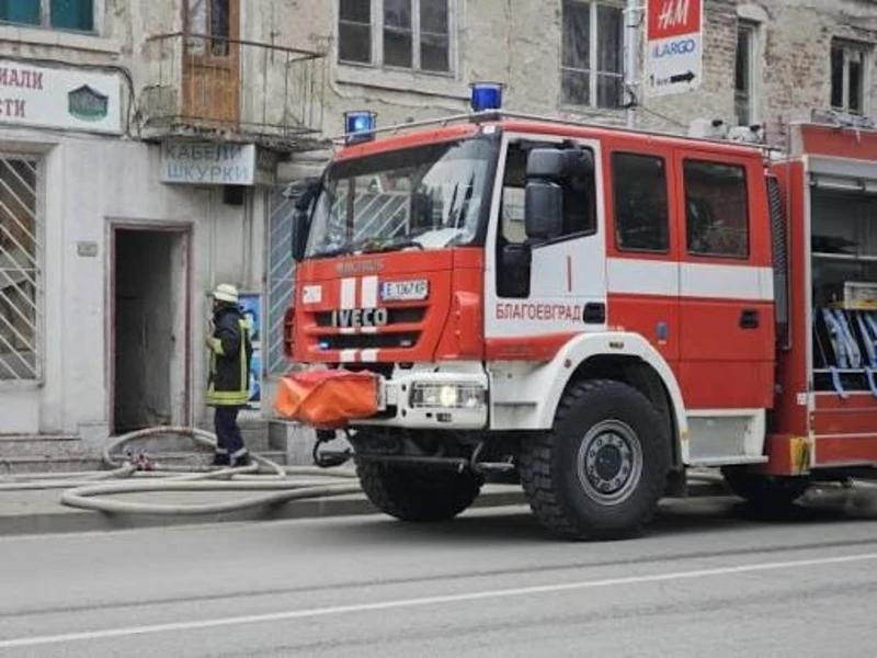 Пожар в автоцентър в Благоевград, огнеборци спасиха съседни сгради