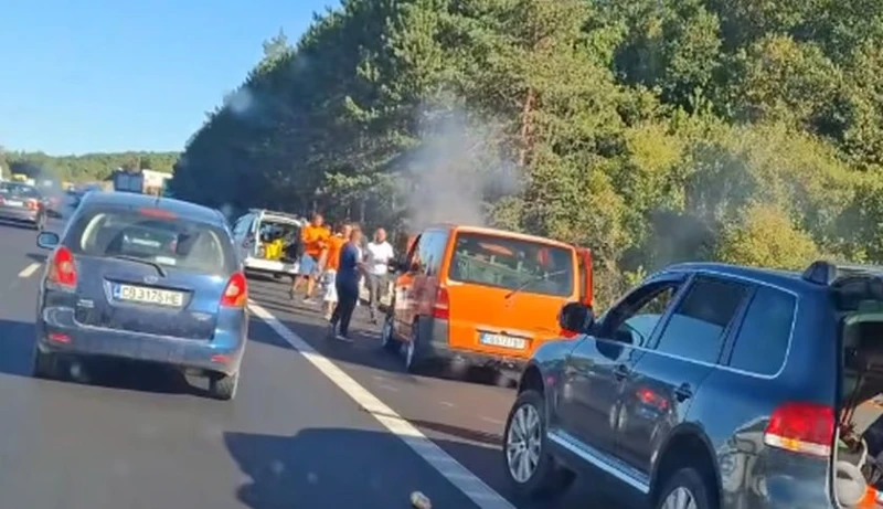 Хаос на АМ "Тракия"! Хора тичат в аварийната лента!