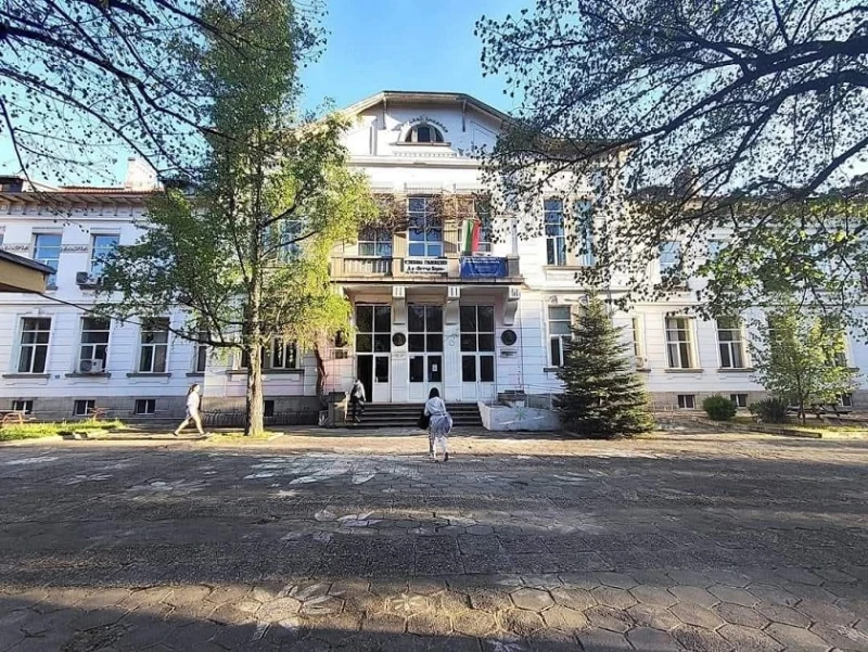 Езиковата гимназия в Кюстендил с временен дом