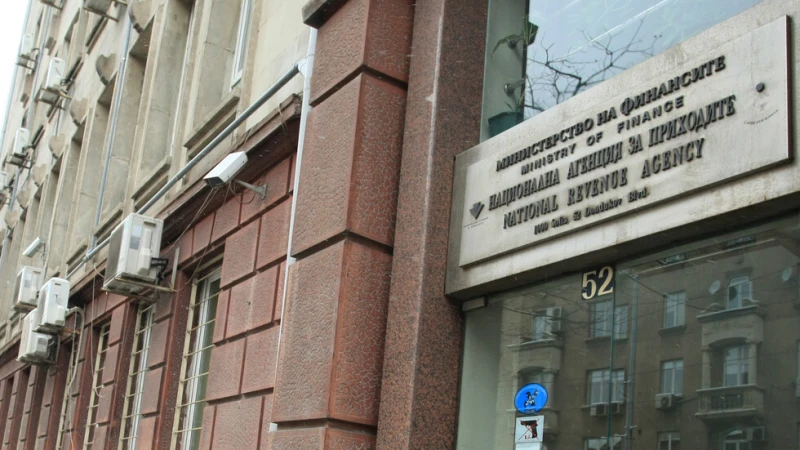 НАП изпрати имейли на около 13 000 души и ще се обади по телефона на още около 2 000 човека