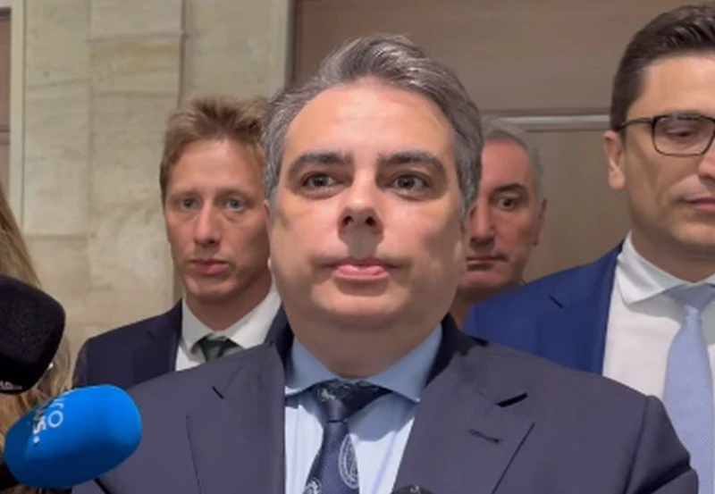 Асен Василев: Дефицитът може да стигне 8%, не ако падне правителството, а ако не падне
