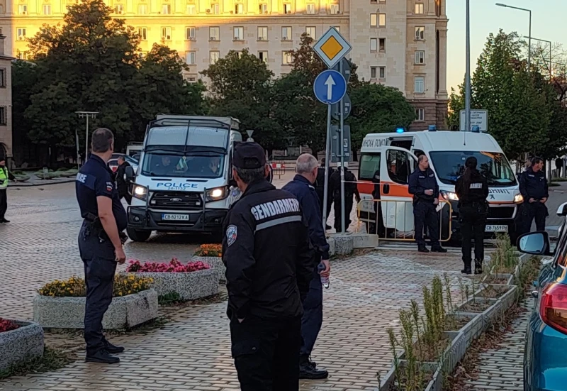 Полицай, охранявал протеста пред НС, е починал