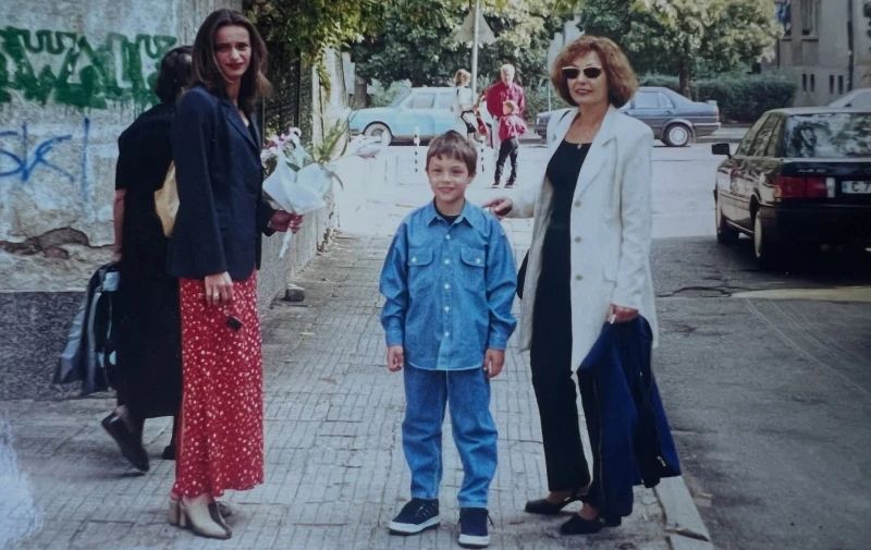 Наш известен актьор пусна снимка от 2001 година