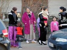 Семейство с три деца от България може да получава около 3350 евро месечно от социални помощи и покриване на наем