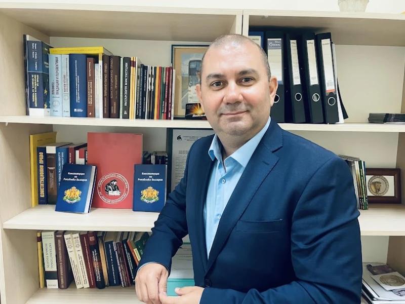 Безплатен учебник по конституционно право за студенти от ПУ