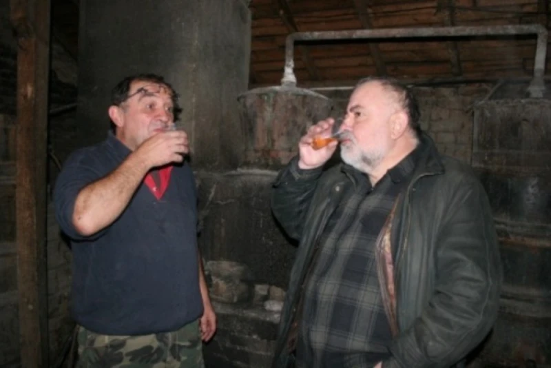 Домашната ракия и вино оцеляха