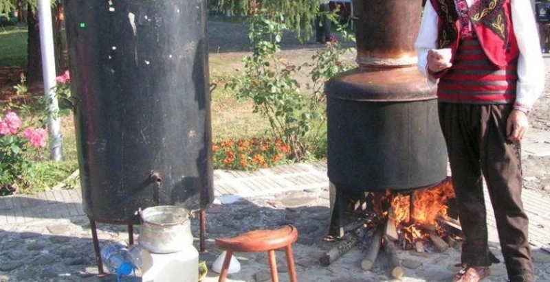 Българите ще произвеждат домашна ракия и вино без да им налагат ограничение