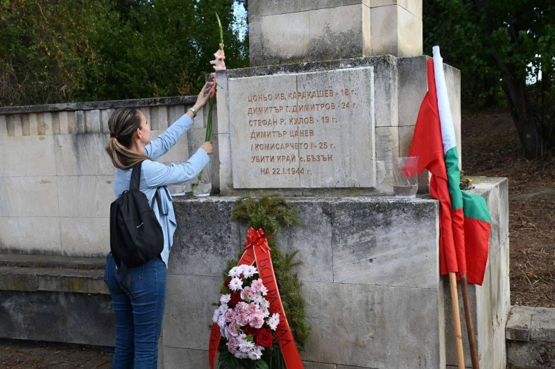 Социалисти от Русе и Разград почистиха паметника на загиналите ремсисти край Бъзън