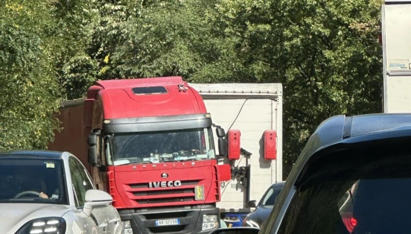 Аварирал тир спря движението към София след Панчарево  