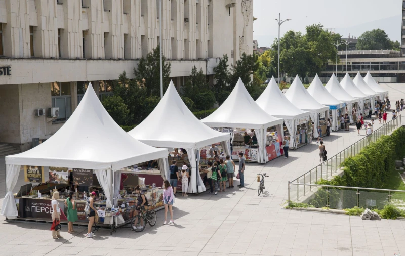 Площад "Централен" в Пловдив се превръща в най-голямата книжарница на открито в България