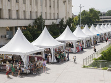 Площад "Централен" в Пловдив се превръща в най-голямата книжарница на открито в България