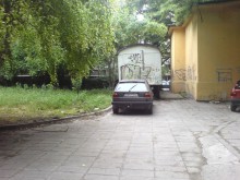 Фургон в центъра на Пловдив, се е превърнал в тоалетна и свърталище на бездомни котки 