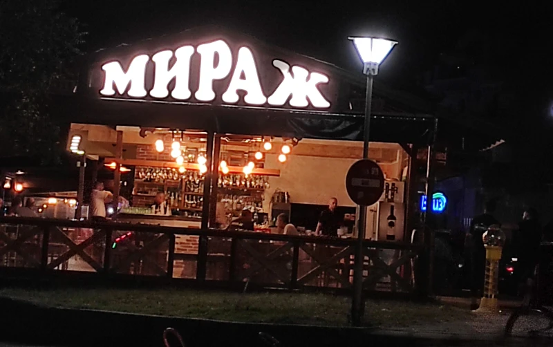 Сервитьорка спаси живота на клиент в заведение на морето