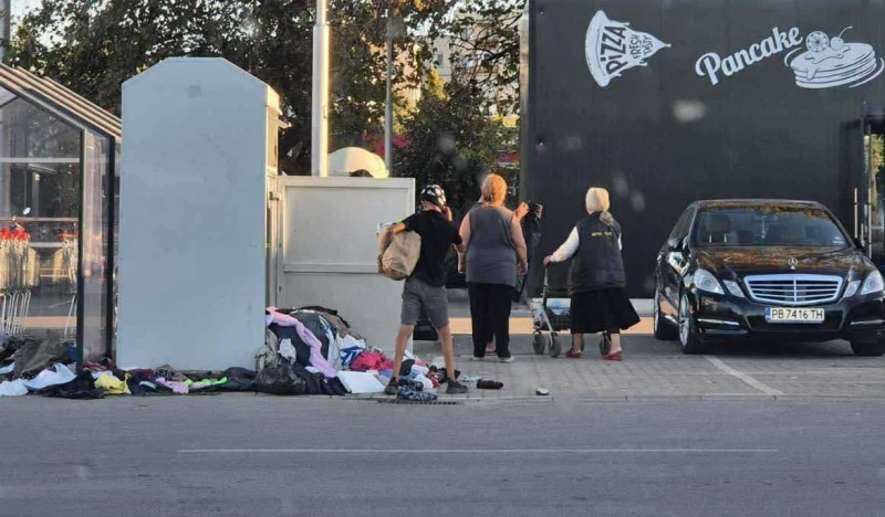 Разбиха и разграбиха контейнер за даряване на дрехи посред бял ден в Пловдив