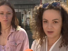 Млади жени: Мъчихме се седем години на държавна работа, като сервитьорки взимахме повече пари