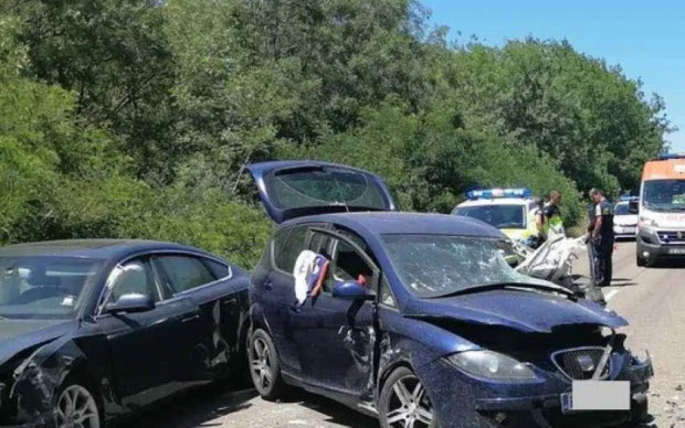 Борят се за живота на мъж след челен удар в Бургаско