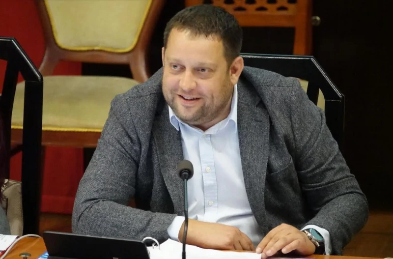 Балабанов към Попов: Знамето не е партийна собственост!