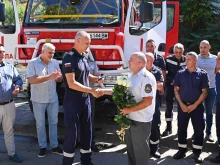 Пожарникарите в Рила изпратиха подобаващо шефа си в пенсия