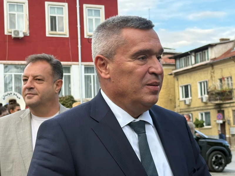 Министър Тахов: Очакваме над 50 магазина за хората да отворят непосредствено преди Нова година
