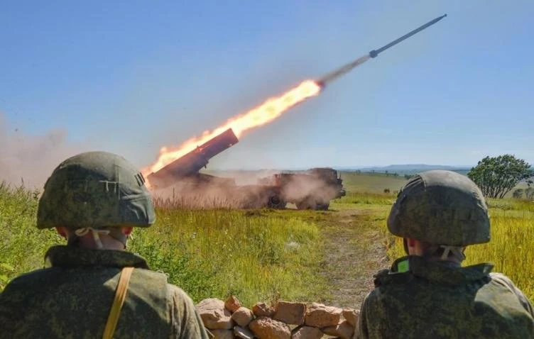 Руското МО: Русия атакува украински военнопромишлен комплекс и летище