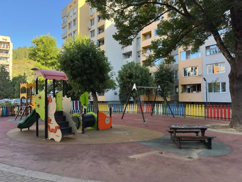 Обновени площадки за децата на Дупница