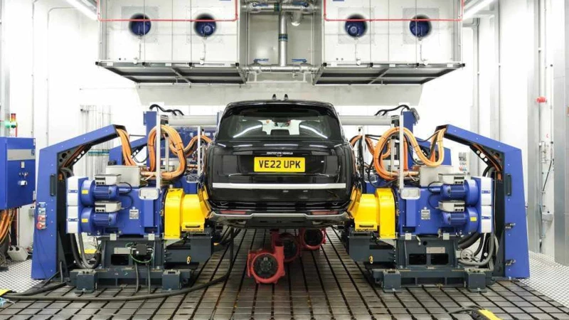 След кибератаката: Фабриките на Jaguar Land Rover възобновяват частично производството си