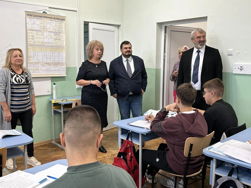 Ролята на дуалното образование бе във фокуса на посещение на Професионалната гимназия по електротехника и електроника "Апостол Арнаудов" в Русе