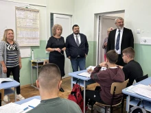 Ролята на дуалното образование бе във фокуса на посещение на Професионалната гимназия по електротехника и електроника "Апостол Арнаудов" в Русе