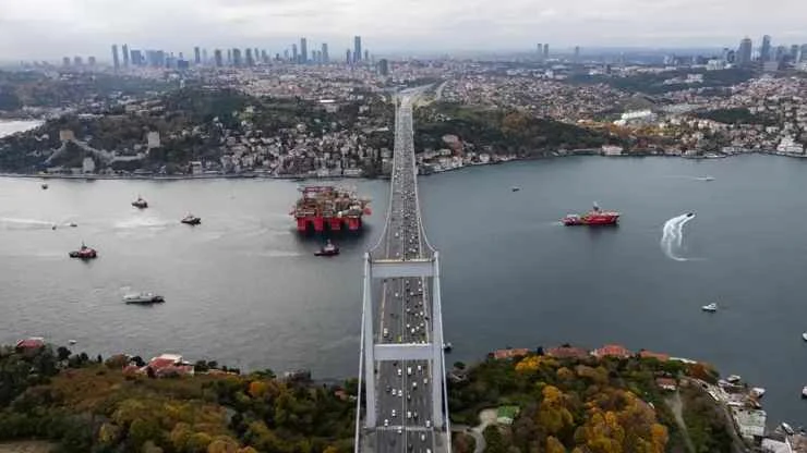 Затвориха Босфора заради повреден кораб, пътуващ за Русия