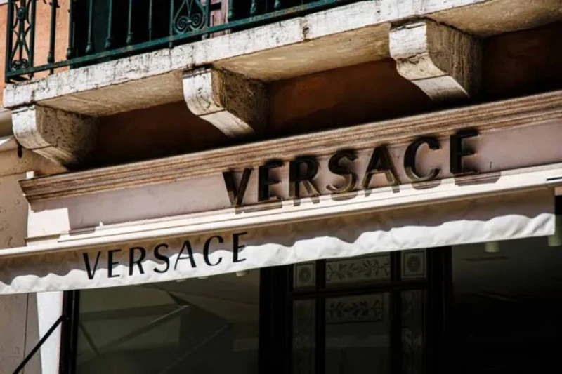 �� ���� ������ �������� �� Prada �� ������������� �� Versace