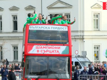 Световните ни вицешампиони пристигнаха пред Александър Невски
