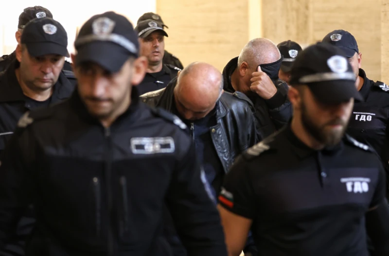 Оставиха в ареста двамата служители на ДАИ, взели подкуп от екипа на Роби Уилямс